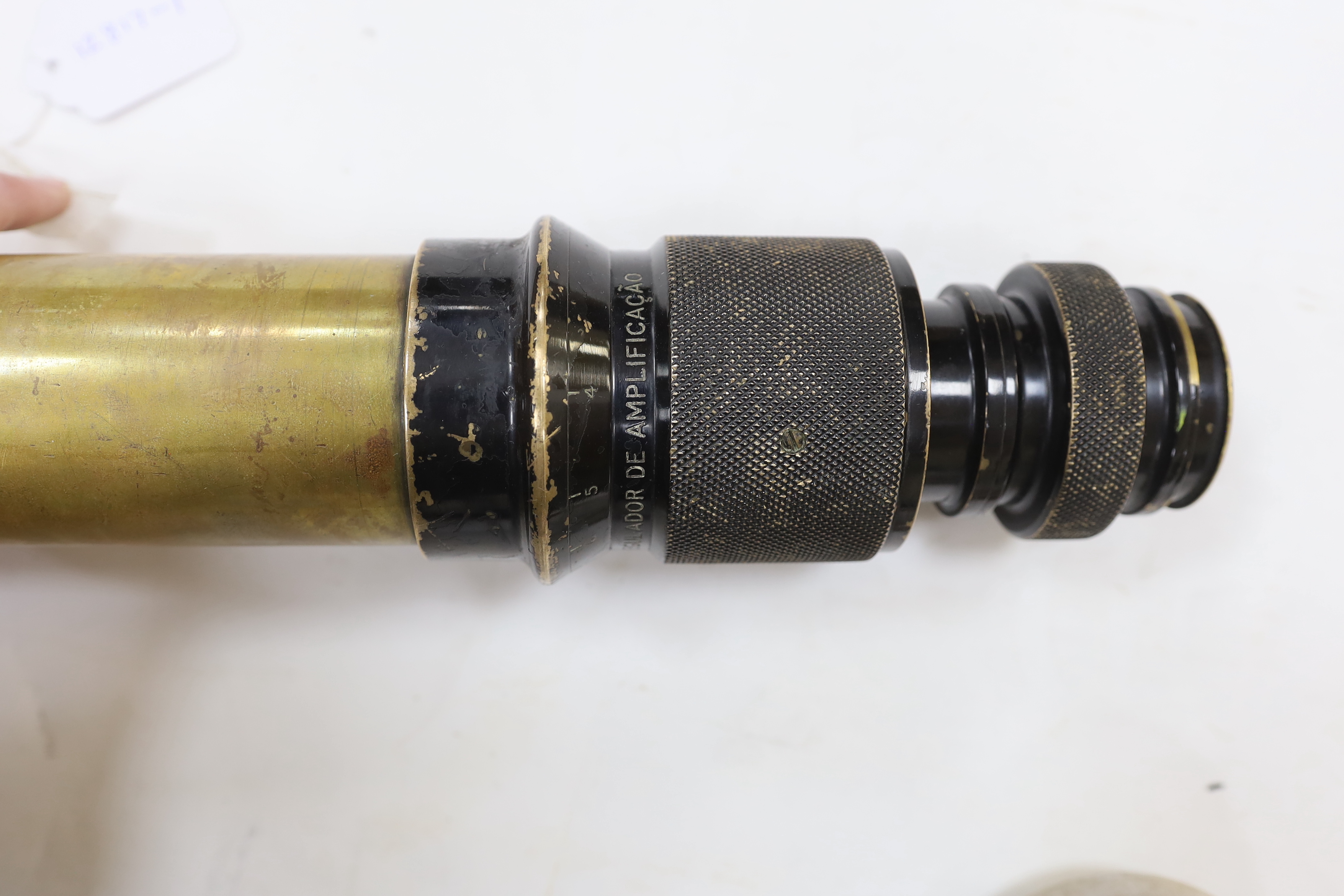 A First World War cased Vickers-Armstrongs Ltd, London, gun sighting telescope No.566, in fitted case with turned brass stand and colour filters, etc. applied brass plaque to the case; ‘CAIXA N45’, sight 52.5cm long, cas